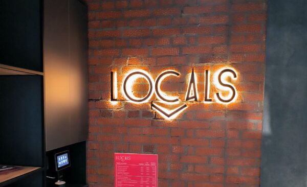 вывеска с контражурной подсветкой для LOCALS